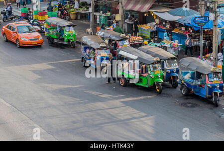 Tut tut de taxi et les transporteurs transports populaires à Bangkok en Thaïlande Banque D'Images