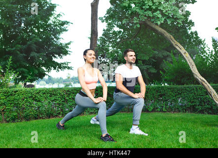 Jeune couple exercising happpy et étirer les muscles avant l'activité sportive Banque D'Images