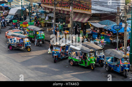 Tut tut de taxi et les transporteurs transports populaires à Bangkok en Thaïlande Banque D'Images