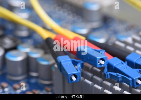 Réseau informatique technologie de l'information, des télécommunications par câble fibre sur carte électronique Banque D'Images