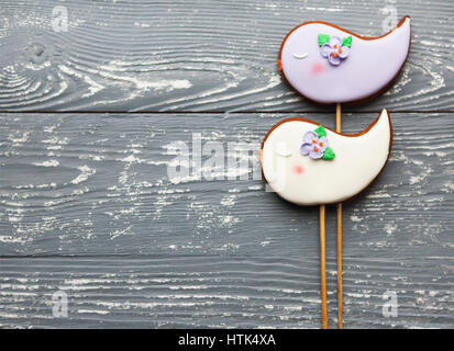 Violet et Blanc cookies romantique sur un fond de bois gris with copy space Banque D'Images