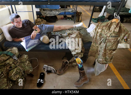 De 0001 SOUS EMBARGO MARDI 14 MARS photo inédit daté du 08/03/17 de Fusilier Sean Wiseman du Royal Highland Fusiliers, 2e bataillon, le Régiment Royal d'Écosse(2 SCOTS) détente à la base de régiments en Nanyuki, qu'ils participent à l'exercice Askari tempête dans le nord du Kenya. Banque D'Images