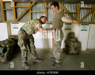 Fusilier Sean Wiseman, du Royal Highland Fusiliers, 2e Bataillon, The Royal Regiment of Scotland(2 SCOTS), qui travaille dans le magasin du Quartermaster en mesurant le soldat Martin Wood pour un nouvel uniforme, lorsqu'ils participent à l'exercice Askari Storm dans le nord du Kenya. 08/03/17 Banque D'Images