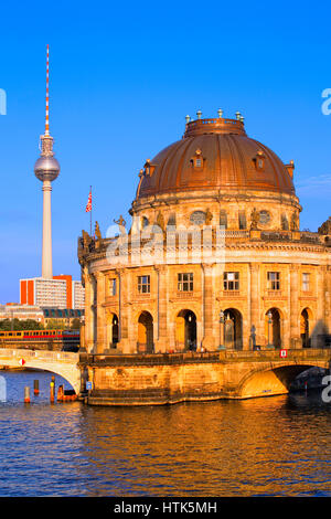 Le Musée de Bode et la tour de télévision à Berlin Allemagne Banque D'Images