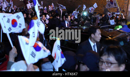 Séoul, Corée du Sud. Mar 12, 2017. Le véhicule transportant a évincé le président sud-coréen Park Geun-hye arrive à sa maison privée à Séoul, Corée du Sud, le 12 mars 2017. Cet établissement de crédit : Yao/Xinhua/Alamy Live News Banque D'Images