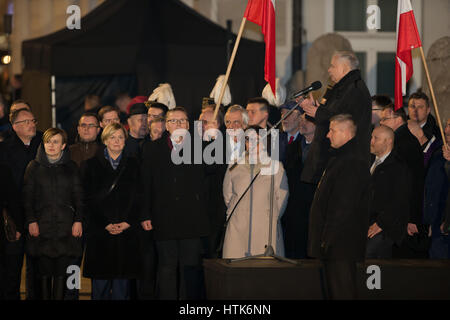 Sur 10. Mars, le jour commémoratif de l'mensuel pour les victimes de l'accident d'avion de Smolensk 2006 a eu lieu devant le palais présidentiel à Varsovie, Pologne. La cérémonie, organisée par le parti au CP comme accompagnée de protestations des opposants politiques et groupes de la société civile. - Pas de service de fil - Photo : Jan A. Nicolas/dpa Banque D'Images