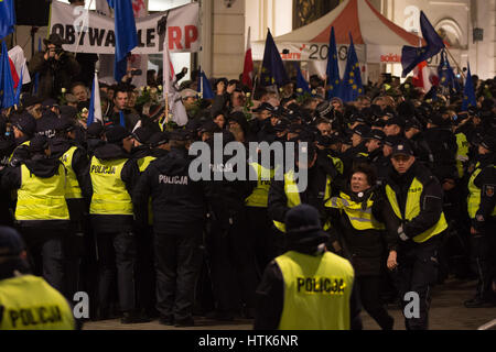 Sur 10. Mars, le jour commémoratif de l'mensuel pour les victimes de l'accident d'avion de Smolensk 2006 a eu lieu devant le palais présidentiel à Varsovie, Pologne. La cérémonie, organisée par le parti au CP comme accompagnée de protestations des opposants politiques et groupes de la société civile. - Pas de service de fil - Photo : Jan A. Nicolas/dpa Banque D'Images