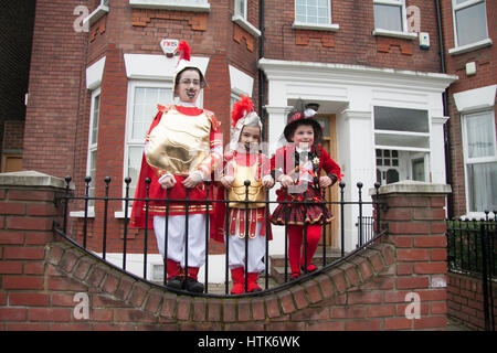 London UK. 12 mars 2017. Les membres de la communauté juive à Stamford Hill Londres célébrer l'assemblée annuelle de Pourim avec costumes de fantaisie et défilés pour célébrer le salut des juifs de l'extermination durant l'ancien empire perse, il y a 2 500 ans et continue d'être célébré aujourd'hui Banque D'Images