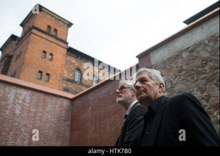 Rainer Robra (CDU, l) chef de la chancellerie d'État et Ministre des affaires culturelles en Saxe-Anhalt, et Roland Jahn, délégué national pour les documents de l'état service de sécurité (Stasi) de l'ancienne République démocratique allemande (BStU), promenade dans la cour de l'memeorial 'Roter Ochse site' à Halle/Saale, Allemagne, 10 mars 2017. L'homme politique et la Déléguée nationale a visité le Mémorial du site afin d'en savoir plus sur les expositions en cours. Photo : Klaus-Dietmar Gabbert/ZB/dpa Banque D'Images