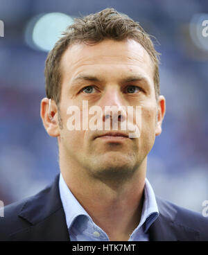 Gelsenkirchen, Allemagne. Mar 12, 2017. L'entraîneur de Schalke Markus Weinzierl, photographiés avant la Bundesliga match de football entre le FC Schalke 04 et le FC Augsburg au Veltins Arena à Gelsenkirchen, Allemagne, 12 mars 2017. (CONDITIONS D'EMBARGO - ATTENTION : En raison de l'accréditation, le LDF guidlines n'autorise la publication et l'utilisation de jusqu'à 15 photos par correspondance sur internet et dans les médias en ligne pendant le match.) Photo : Ina Fassbender/dpa/Alamy Live News Banque D'Images