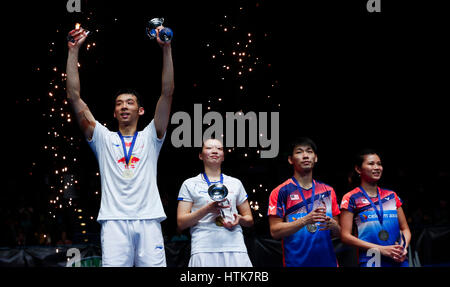 Birmingham, R)/Liu Ying Goh de Malaisie font peser sur le podium lors de la remise du prix après la finale du à tous les UK Open Badminton Championships 2017 à Birmingham. Mar 12, 2017. Lu Kai(1er, L)/Huang Yaqiong(2e, L) de la Chine et de l'Peng bientôt Chan(2e, R)/Liu Ying Goh de Malaisie font peser sur le podium lors de la remise du prix après la finale du à tous les championnats canadiens de badminton 2017 Ouvert en Angleterre à Birmingham, Grande-Bretagne, le 12 mars 2017. Credit : Han Yan/Xinhua/Alamy Live News Banque D'Images