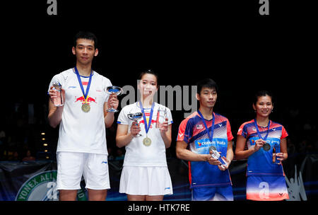 Birmingham, R)/Liu Ying Goh de Malaisie font peser sur le podium lors de la remise du prix après la finale du à tous les UK Open Badminton Championships 2017 à Birmingham. Mar 12, 2017. Lu Kai(1er, L)/Huang Yaqiong(2e, L) de la Chine et de l'Peng bientôt Chan(2e, R)/Liu Ying Goh de Malaisie font peser sur le podium lors de la remise du prix après la finale du à tous les championnats canadiens de badminton 2017 Ouvert en Angleterre à Birmingham, Grande-Bretagne, le 12 mars 2017. Credit : Han Yan/Xinhua/Alamy Live News Banque D'Images