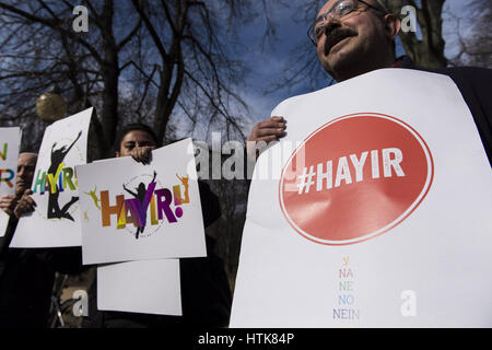 Berlin, Allemagne. Mar 12, 2017. Les adversaires de Recep Tayyip ERDOGAN, le président de la Turquie, holding signs avec l'inscription '# Hayir'. Les manifestants rassemblement devant l'ambassade de Turquie au centre de Berlin. Une visite du ministre des sports turc AKIF CAGATAY KILIC a été annoncé pour l'après-midi. Les relations entre la Turquie et l'Union européenne ont été sacrifiées empiré au cours de semaines comme municipalités allemandes bloqué par des visites de la campagne le ministre turc des affaires étrangères, Mevlut Cavusoglu. Damand protestataires un vote négatif au référendum constitutionnel en Turquie, où les Turcs en Allemagne sont admis t Banque D'Images