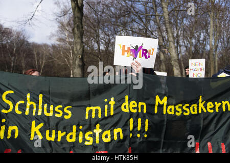 Berlin, Allemagne. Mar 12, 2017. Les adversaires de Recep Tayyip ERDOGAN, le président de la Turquie, holding signs avec l'inscription '# Hayir'. Les manifestants rassemblement devant l'ambassade de Turquie au centre de Berlin. Une visite du ministre des sports turc AKIF CAGATAY KILIC a été annoncé pour l'après-midi. Les relations entre la Turquie et l'Union européenne ont été sacrifiées empiré au cours de semaines comme municipalités allemandes bloqué par des visites de la campagne le ministre turc des affaires étrangères, Mevlut Cavusoglu. Damand protestataires un vote négatif au référendum constitutionnel en Turquie, où les Turcs en Allemagne sont admis t Banque D'Images