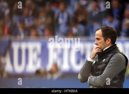 Gelsenkirchen, Allemagne. Mar 12, 2017. L'entraîneur d'Augsbourg Manuel Baum réagit au cours de la Bundesliga match de football entre le FC Schalke 04 et le FC Augsburg au Veltins Arena à Gelsenkirchen, Allemagne, 12 mars 2017. (CONDITIONS D'EMBARGO - ATTENTION : En raison de l'accréditation, le LDF guidlines n'autorise la publication et l'utilisation de jusqu'à 15 photos par correspondance sur internet et dans les médias en ligne pendant le match.) Photo : Ina Fassbender/dpa/Alamy Live News Banque D'Images