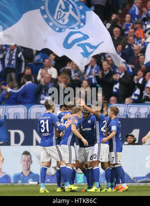 Gelsenkirchen, Allemagne. Mar 12, 2017. L'équipe de Schalke célèbre le 3:0 but pendant le match de football de la Bundesliga entre le FC Schalke 04 et le FC Augsburg au Veltins Arena à Gelsenkirchen, Allemagne, 12 mars 2017. (CONDITIONS D'EMBARGO - ATTENTION : En raison de l'accréditation, le LDF guidlines n'autorise la publication et l'utilisation de jusqu'à 15 photos par correspondance sur internet et dans les médias en ligne pendant le match.) Photo : Ina Fassbender/dpa/Alamy Live News Banque D'Images