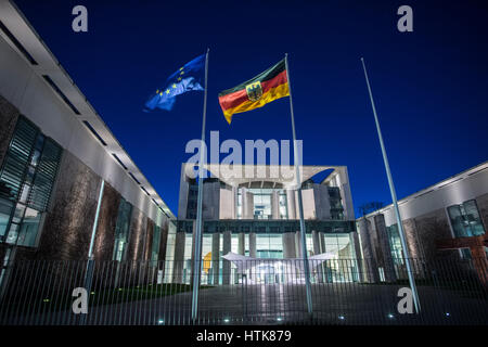 Berlin, Allemagne. Mar 11, 2017. Avis de la chancellerie avec le drapeau allemand et européen à Berlin, Allemagne, 11 mars 2017. Photo : Paul Zinken/dpa/Alamy Live News Banque D'Images