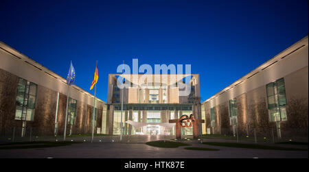 Berlin, Allemagne. Mar 11, 2017. Avis de la chancellerie avec le drapeau allemand et européen à Berlin, Allemagne, 11 mars 2017. Photo : Paul Zinken/dpa/Alamy Live News Banque D'Images