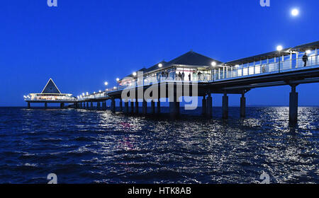Usedom, Allemagne. Mar 11, 2017. La pleine lune brille au-dessus de la jetée de la plage de Heringsdorf sur l'île d'Usedom, Allemagne, 11 mars 2017. Photo : Stefan Sauer/dpa-Zentralbild/dpa/Alamy Live News Banque D'Images