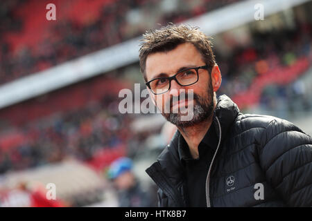 Nuremberg, Allemagne. Mar 12, 2017. Le gestionnaire temporaire Michael Koellner en avant de la 2e Bundesliga allemande match de foot entre 1. FC Nuremberg et l'Arminia Bielefeld dans le stade Grundig à Nuremberg, Allemagne, 12 mars 2017. (CONDITIONS D'EMBARGO - ATTENTION : En raison de l'accréditation, le LDF guidlines n'autorise la publication et l'utilisation de jusqu'à 15 photos par correspondance sur internet et dans les médias en ligne pendant le match.) Photo : Daniel Karmann/dpa/Alamy Live News Banque D'Images