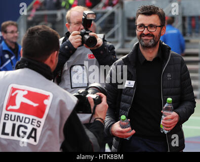 Nuremberg, Allemagne. Mar 12, 2017. Le gestionnaire temporaire Michael Koellner (R) avant le match de football Bundesliga 2 allemande entre 1. FC Nuremberg et l'Arminia Bielefeld dans le stade Grundig à Nuremberg, Allemagne, 12 mars 2017. (CONDITIONS D'EMBARGO - ATTENTION : En raison de l'accréditation, le LDF guidlines n'autorise la publication et l'utilisation de jusqu'à 15 photos par correspondance sur internet et dans les médias en ligne pendant le match.) Photo : Daniel Karmann/dpa/Alamy Live News Banque D'Images