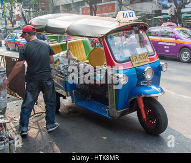 Bangkok, Thaïlande. 14Th Nov, 2006. Tuk-Tuks, un taxi à trois roues mécanisés, sont toujours présents dans les rues animées de Bangkok, Thaïlande, qui est devenue une destination touristique favorite. Credit : Arnold Drapkin/ZUMA/Alamy Fil Live News Banque D'Images