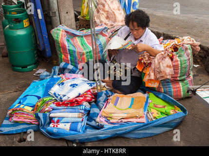 Bangkok, Thaïlande. 14Th Nov, 2006. Un commerçant se lit un magazine pour les clients d'attente dans l'un des célèbres marchés de rue de Bangkok. La Thaïlande est devenue une destination touristique favorite. Credit : Arnold Drapkin/ZUMA/Alamy Fil Live News Banque D'Images