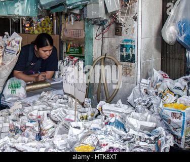 Bangkok, Thaïlande. 14Th Nov, 2006. Une femme attend marchand pour les clients pour ses bouquets emballés dans du papier journal dans le célèbre marché aux fleurs de Bangkok (Pak Klong Talad). La Thaïlande et le marché est devenu une destination touristique favorite. Credit : Arnold Drapkin/ZUMA/Alamy Fil Live News Banque D'Images