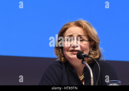 Cologne, Allemagne. 10 Mar, 2017. Journaliste et auteure Olga Mannheimer à l'allumé.festival de littérature de Cologne à Cologne, Allemagne, 10 mars 2017. Photo : Horst Galuschka/dpa/Alamy Live News Banque D'Images