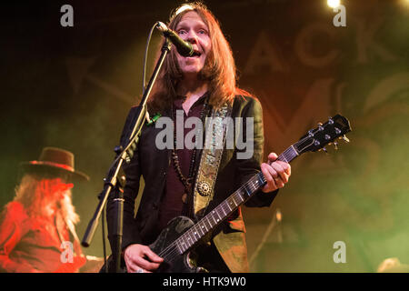 Milan Italie. 11 mars 2017. Le groupe de rock américain BLACKBERRY SMOKE effectue sur scène à fabrique au cours de la 'comme une flèche d'' Credit : Rodolfo Sassano/Alamy Live News Banque D'Images