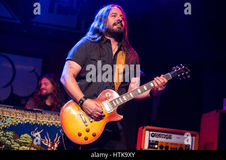 Milan Italie. 11 mars 2017. Le groupe de rock américain BLACKBERRY SMOKE effectue sur scène à fabrique au cours de la 'comme une flèche d'' Credit : Rodolfo Sassano/Alamy Live News Banque D'Images