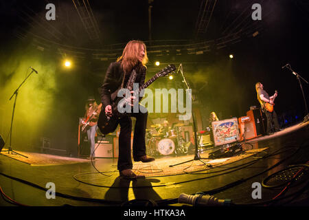 Milan Italie. 11 mars 2017. Le groupe de rock américain BLACKBERRY SMOKE effectue sur scène à fabrique au cours de la 'comme une flèche d'' Credit : Rodolfo Sassano/Alamy Live News Banque D'Images