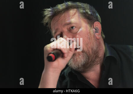 Edinburgh, Royaume-Uni. Mar 12, 2017. Singer Guy Garvey du groupe anglais Elbow effectue sur scène à Usher Hall à Édimbourg, Royaume-Uni. Credit : Roberto Ricciuti/Alamy Live News Banque D'Images