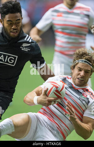 Vancouver, Canada. Mar 12, 2017. Tom Mitchell (6) de l'Angleterre, attrapant une balle lâche. Jour 2 - Quart de finale de la coupe de rugby à VII- La HSBC Canada, BC Place Stadium. L'Angleterre bat Nouvelle-zélande 14-12. Credit : Gerry Rousseau/Alamy Live News Banque D'Images