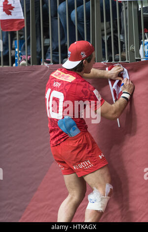 Vancouver, Canada. Mar 12, 2017. Pat Kay (10) du Canada, de signer des autographes après que le Canada a été éliminé. Jour 2- de rugby à VII de la HSBC Canada, BC Place Stadium. Credit : Gerry Rousseau/Alamy Live News Banque D'Images