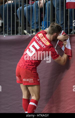 Vancouver, Canada. Mar 12, 2017. Luc McCloskey (5) du Canada de signer des autographes, après que le Canada a été éliminé. Jour 2- de rugby à VII de la HSBC Canada, BC Place Stadium. Credit : Gerry Rousseau/Alamy Live News Banque D'Images