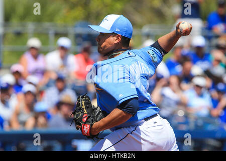 Port Charlotte, en Floride, aux États-Unis. Mar 12, 2017. Vous VRAGOVIC | fois.Rays de Tampa Bay relief pitcher Erasmo Ramirez (30) dans la première manche du match entre les Blue Jays de Toronto et les Rays de Tampa Bay à Charlotte Sports Park à Port Charlotte, en Floride, le Dimanche, Mars 12, 2017. Credit : Vragovic/Tampa Bay Times/ZUMA/Alamy Fil Live News Banque D'Images