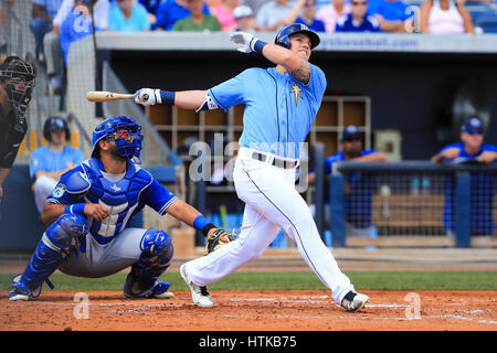 Port Charlotte, en Floride, aux États-Unis. Mar 12, 2017. Vous VRAGOVIC | fois.Rays de Tampa Bay à gauche fielder Jake Bauer (70) se connecte à un home run run deux dans la deuxième manche du match entre les Blue Jays de Toronto et les Rays de Tampa Bay à Charlotte Sports Park à Port Charlotte, en Floride, le Dimanche, Mars 12, 2017. Credit : Vragovic/Tampa Bay Times/ZUMA/Alamy Fil Live News Banque D'Images