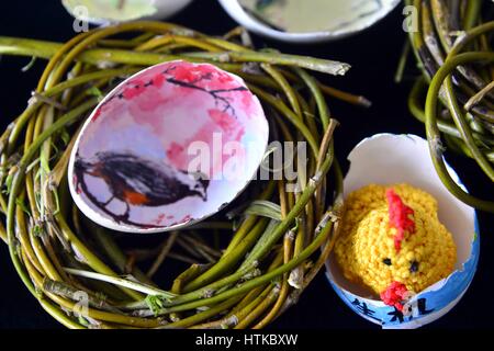 Linyi, Linyi, Chine. Mar 12, 2017. Qingdao, Chine, 12 mars 2017 : (usage éditorial uniquement. Chine).Les étudiants de l'Université de Liaocheng ressort de traction-peintures à thème sur des œufs à Liaocheng, dans la province du Shandong en Chine de l'Est, 12 mars 2017, marquant l'arrivée du printemps. Crédit : SIPA Asie/ZUMA/Alamy Fil Live News Banque D'Images