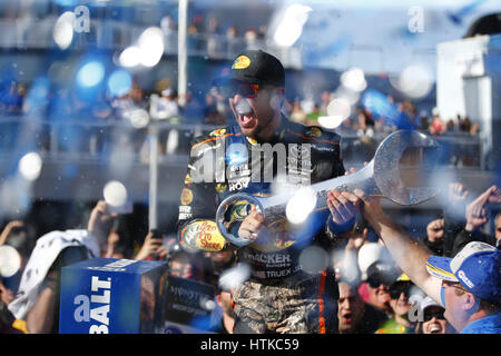 Las Vegas, Nevada, USA. Mar 12, 2017. Martin Truex Jr (78) célèbre après avoir remporté le Kobalt 400 à Las Vegas Motor Speedway de Las Vegas, Nevada. Crédit : Justin R. Noe Asp Inc/ASP/ZUMA/Alamy Fil Live News Banque D'Images