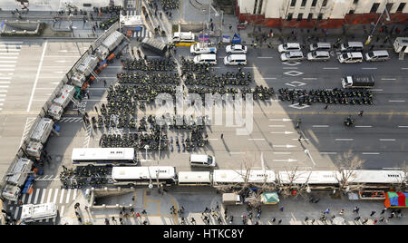 La politique de la Corée du Sud, Mar 11, 2017 : Les policiers sont en attente derrière des barricades en partisans de l'ancien Président sud-coréen Park Geun-Hye étape une protestation après que la Cour constitutionnelle a confirmé vendredi l'impeachment du président Park à Séoul, Corée du Sud. La décision Park le premier président du pays à être licenciés par l'impeachment parlementaire. Park est devenu un citoyen ordinaire et devrait faire face à l'interrogatoire par le ministère public. Park a été destitué par le parlement en décembre dernier pour avoir prétendument laissant son ami de longue date Choi Soon-sil s'ingérer dans les affaires d'état et de collusion avec Banque D'Images