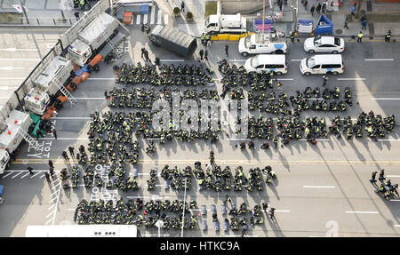 La politique de la Corée du Sud, Mar 11, 2017 : Les policiers sont en attente derrière des barricades en partisans de l'ancien Président sud-coréen Park Geun-Hye étape une protestation après que la Cour constitutionnelle a confirmé vendredi l'impeachment du président Park à Séoul, Corée du Sud. La décision Park le premier président du pays à être licenciés par l'impeachment parlementaire. Park est devenu un citoyen ordinaire et devrait faire face à l'interrogatoire par le ministère public. Park a été destitué par le parlement en décembre dernier pour avoir prétendument laissant son ami de longue date Choi Soon-sil s'ingérer dans les affaires d'état et de collusion avec Banque D'Images