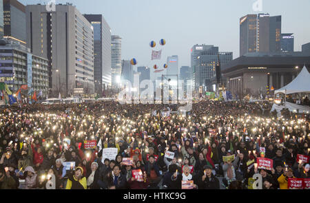 La politique de la Corée du Sud, Mar 11, 2017 : personnes participent à une manifestation aux chandelles à l'occasion après que la Cour constitutionnelle a confirmé vendredi l'impeachment du président Park Geun-hye à Séoul, Corée du Sud. La décision Park le premier président du pays à être licenciés par l'impeachment parlementaire. Park est devenu un citoyen ordinaire et devrait faire face à l'interrogatoire par le ministère public. Park a été destitué par le parlement en décembre dernier pour avoir prétendument laissant son ami de longue date Choi Soon-sil s'ingérer dans les affaires d'état et de collusion avec elle pour extorquer de millions de dollars de chaebols, y compris sa Banque D'Images