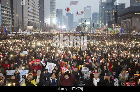 La politique de la Corée du Sud, Mar 11, 2017 : personnes participent à une manifestation aux chandelles à l'occasion après que la Cour constitutionnelle a confirmé vendredi l'impeachment du président Park Geun-hye à Séoul, Corée du Sud. La décision Park le premier président du pays à être licenciés par l'impeachment parlementaire. Park est devenu un citoyen ordinaire et devrait faire face à l'interrogatoire par le ministère public. Park a été destitué par le parlement en décembre dernier pour avoir prétendument laissant son ami de longue date Choi Soon-sil s'ingérer dans les affaires d'état et de collusion avec elle pour extorquer de millions de dollars de chaebols, y compris sa Banque D'Images