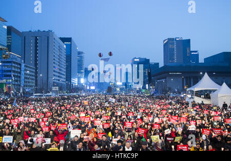 La politique de la Corée du Sud, Mar 11, 2017 : personnes participent à une manifestation aux chandelles à l'occasion après que la Cour constitutionnelle a confirmé vendredi l'impeachment du président Park Geun-hye à Séoul, Corée du Sud. La décision Park le premier président du pays à être licenciés par l'impeachment parlementaire. Park est devenu un citoyen ordinaire et devrait faire face à l'interrogatoire par le ministère public. Park a été destitué par le parlement en décembre dernier pour avoir prétendument laissant son ami de longue date Choi Soon-sil s'ingérer dans les affaires d'état et de collusion avec elle pour extorquer de millions de dollars de chaebols, y compris sa Banque D'Images