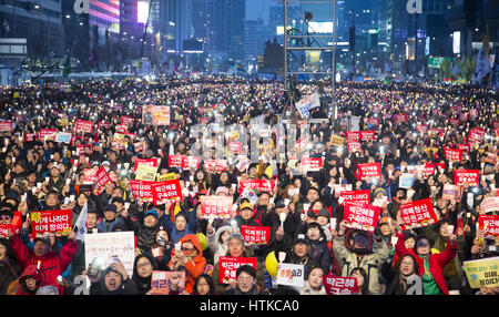 La politique de la Corée du Sud, Mar 11, 2017 : personnes participent à une manifestation aux chandelles à l'occasion après que la Cour constitutionnelle a confirmé vendredi l'impeachment du président Park Geun-hye à Séoul, Corée du Sud. La décision Park le premier président du pays à être licenciés par l'impeachment parlementaire. Park est devenu un citoyen ordinaire et devrait faire face à l'interrogatoire par le ministère public. Park a été destitué par le parlement en décembre dernier pour avoir prétendument laissant son ami de longue date Choi Soon-sil s'ingérer dans les affaires d'état et de collusion avec elle pour extorquer de millions de dollars de chaebols, y compris sa Banque D'Images