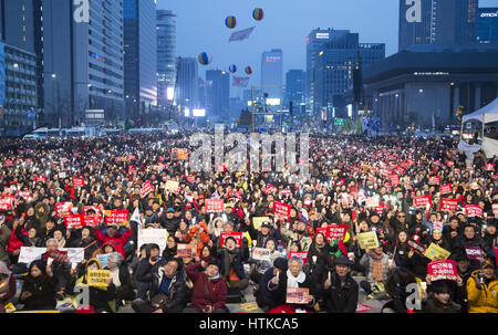 La politique de la Corée du Sud, Mar 11, 2017 : personnes participent à une manifestation aux chandelles à l'occasion après que la Cour constitutionnelle a confirmé vendredi l'impeachment du président Park Geun-hye à Séoul, Corée du Sud. La décision Park le premier président du pays à être licenciés par l'impeachment parlementaire. Park est devenu un citoyen ordinaire et devrait faire face à l'interrogatoire par le ministère public. Park a été destitué par le parlement en décembre dernier pour avoir prétendument laissant son ami de longue date Choi Soon-sil s'ingérer dans les affaires d'état et de collusion avec elle pour extorquer de millions de dollars de chaebols, y compris sa Banque D'Images