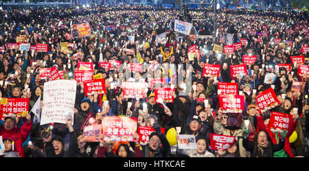 La politique de la Corée du Sud, Mar 11, 2017 : personnes participent à une manifestation aux chandelles à l'occasion après que la Cour constitutionnelle a confirmé vendredi l'impeachment du président Park Geun-hye à Séoul, Corée du Sud. La décision Park le premier président du pays à être licenciés par l'impeachment parlementaire. Park est devenu un citoyen ordinaire et devrait faire face à l'interrogatoire par le ministère public. Park a été destitué par le parlement en décembre dernier pour avoir prétendument laissant son ami de longue date Choi Soon-sil s'ingérer dans les affaires d'état et de collusion avec elle pour extorquer de millions de dollars de chaebols, y compris sa Banque D'Images