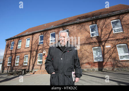 Ribnitz-Damgarten, Allemagne. 28 Février, 2017. Egon Krenz, Erich Honecker comme successeur du secrétaire général du comité central du Parti socialiste unifié (SED) et président du conseil d'état dans les dernières semaines de l'existence de la République démocratique allemande, en Allemagne, Ribnitz-Damgarten, 28 février 2017. Krenz tourne 80 sur le 19 mars 2017. Photo : Bernd Wüstneck/dpa-Zentralbild/dpa/Alamy Live News Banque D'Images