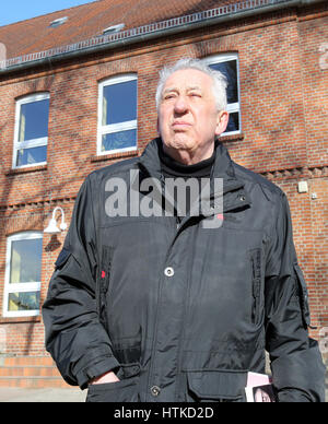 Ribnitz-Damgarten, Allemagne. 28 Février, 2017. Egon Krenz, Erich Honecker comme successeur du secrétaire général du comité central du Parti socialiste unifié (SED) et président du conseil d'état dans les dernières semaines de l'existence de la République démocratique allemande, en Allemagne, Ribnitz-Damgarten, 28 février 2017. Krenz tourne 80 sur le 19 mars 2017. Photo : Bernd Wüstneck/dpa-Zentralbild/dpa/Alamy Live News Banque D'Images